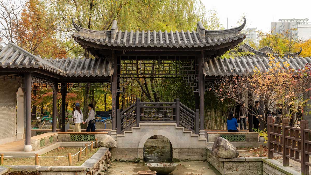 드라마 '달의 연인 - 보보경심 려'의 촬영지로 알려져 관람객들의 인증샷 명소가 된 월화원 누각 주변의 모습. / 한국관광콘텐츠랩-임태진