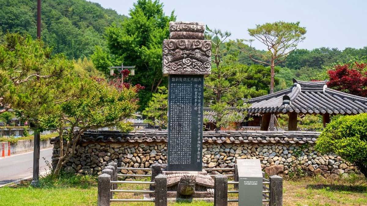 섬세하게 조각된 머릿돌과 거북 모양의 받침돌을 갖춘 커다란 비석이 돌담길 앞에 우뚝 서 있다. / 한국관광공사