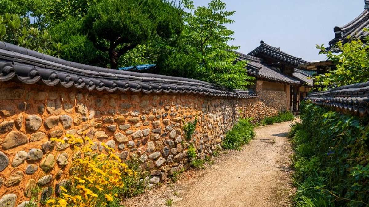 경남 산청 남사예담촌의 흙돌담길. / 한국관광공사