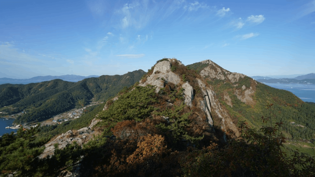체력에 맞춰 코스를 선택해 오를 수 있는 사량도의 가파르고 거친 암릉 산세. / 지역N문화