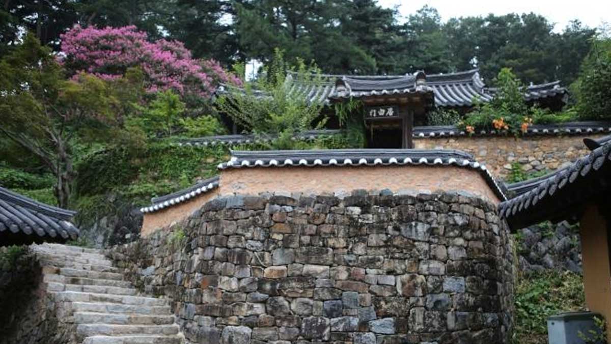 이순신 장군이 백의종군할 때 유숙했던 이사재. / 한국관광공사