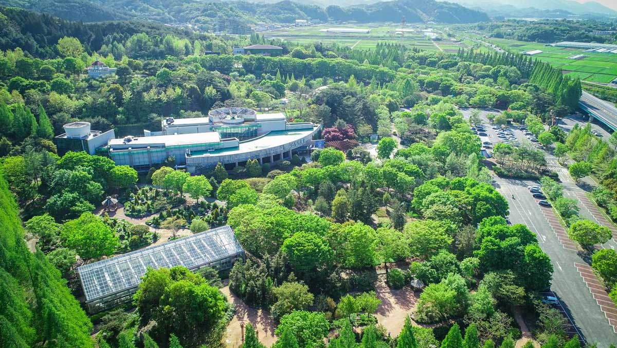 전시관과 온실, 울창한 숲이 어우러져 들어선 경상남도수목원의 항공 전경. / 진주시청