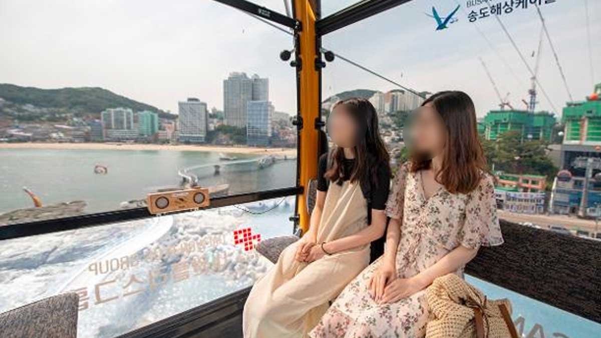 탁 트인 바다와 송도해수욕장 일대의 풍경을 감상할 수 있는 케이블카. / 비짓부산