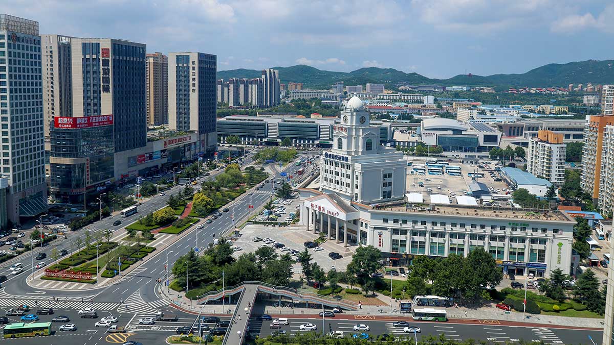 깨끗하게 정돈된 도로망이 펼쳐진 도심 전경이다. / terimma-shutterstock