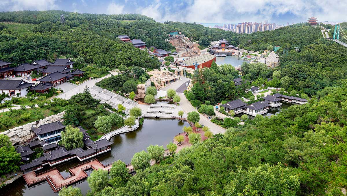 중국 가옥들이 드넓게 어우러진 화하성의 풍경. / terimma-shutterstock