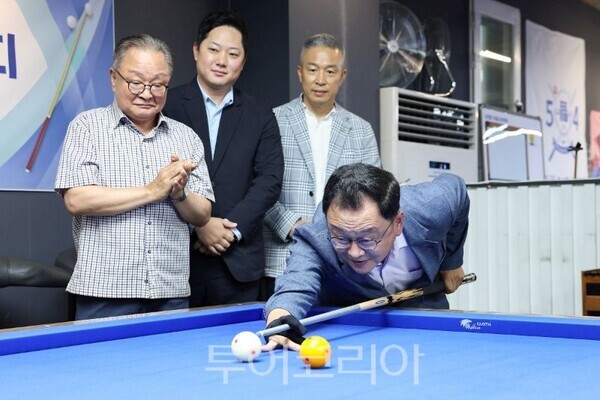 시타하는 민경선 시장/투어코리아뉴스 김경남 기자