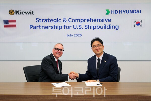 HD현대가 미국 종합 EPC 기업 ‘키윗(Kiewit)’ 社와 ‘조선 사업 협력을 위한 전략적 파트너십’을 체결했다(왼쪽부터 키윗오프쇼어 채드 존슨(Chad Johnson) CEO, HD한국조선해양 최한내 기획부문장).
