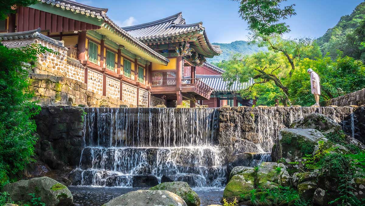 계곡물과 전각이 어우러진 조용한 고찰, 송광사의 풍경이다. / ⓒ한국관광콘텐츠랩-안남돈