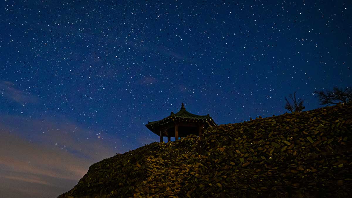 수많은 별이 빛나는 안반데기의 선명한 밤하늘을 배경으로 돌담 위 정자가 자리 잡고 있다. / ⓒ한국관광콘텐츠랩-강원지사 모먼트스튜디오