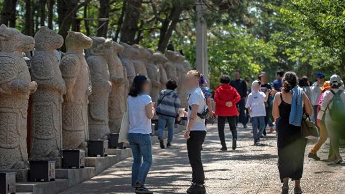 경내로 향하는 길목에서 제일 먼저 만나게 되는 십이지신상. / 비짓부산