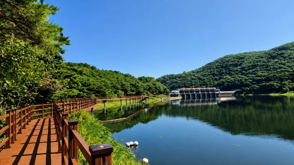 괴산 산막이옛길 산책로 전경. / 괴산군청 제공