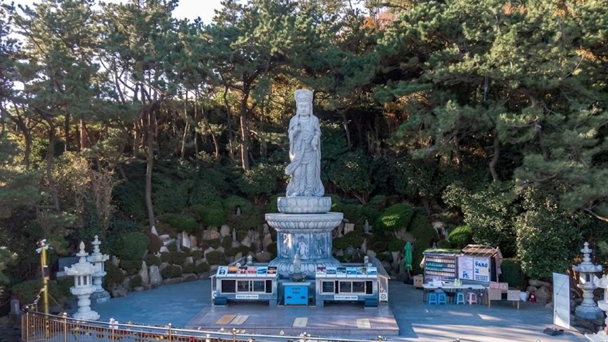 자애로운 미소로 바다를 내려다보는 해수관음대불. / 한국관광공사