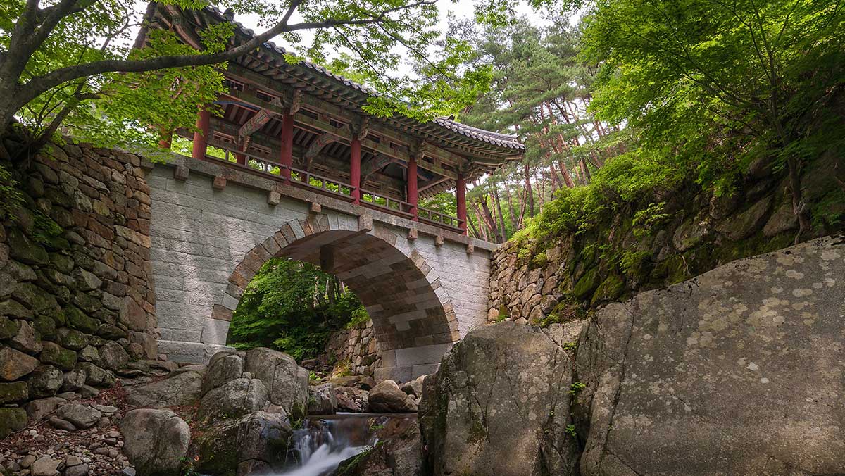 송광사로 들어가는 길목에서 가장 먼저 만나게 되는 삼청교와 그 위에 세워진 우화각의 모습. / ⓒ한국관광콘텐츠랩-Elliott Klinger