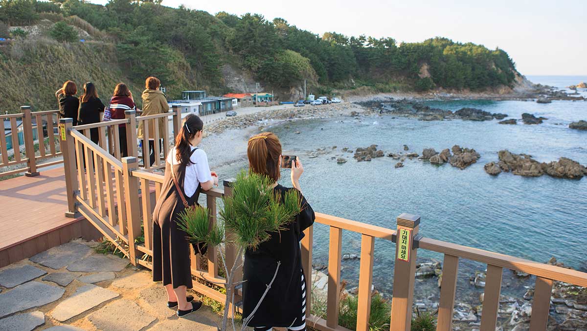 드라마 세트장 옆 전망대에서 하트해변을 조망하는 사람들의 모습. / 한국관광콘텐츠랩-김지호