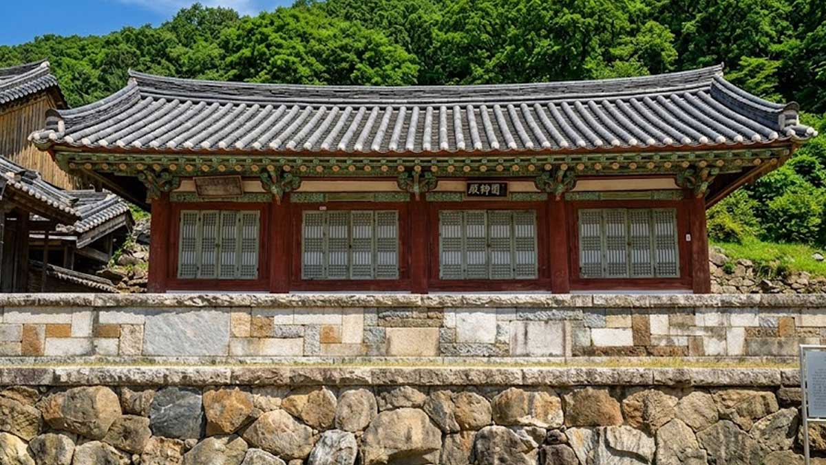 16명의 국사 영정을 모시고 있는 국보 건물인 국사전. / 국가유산포털, ai