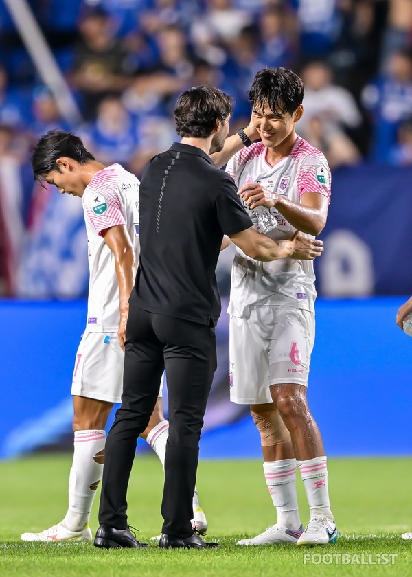 제라드 누스 감독(가운데), 전현병(오른쪽, 파주 프런티어 FC). 서형권 기자