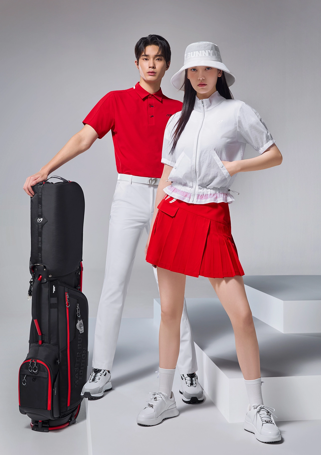 마스터바니에디션 레드&화이트 커플 라운딩룩 화보 / 사진=크리스에프앤씨 제공
