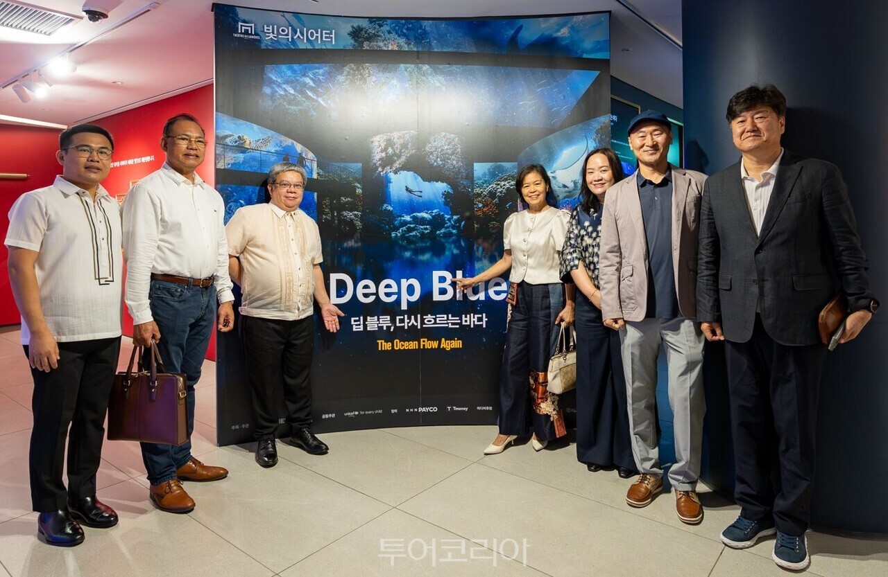필리핀 관광부와 티모넷이 몰입형 미디어아트 전시 '딥 블루, 다시 흐르는 바다(DEEP BLUE, The Ocean Flow Again)'를  서울 광진구 워커힐 호텔앤리조트 내 빛의 시어터에서 개최, 필리핀 바다의 매력을 알린다./사진-필리핀관광부