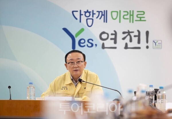 재난대응 간부회의를 주재하는 김덕현 연천군수/투어코리아뉴스 정명달 기자