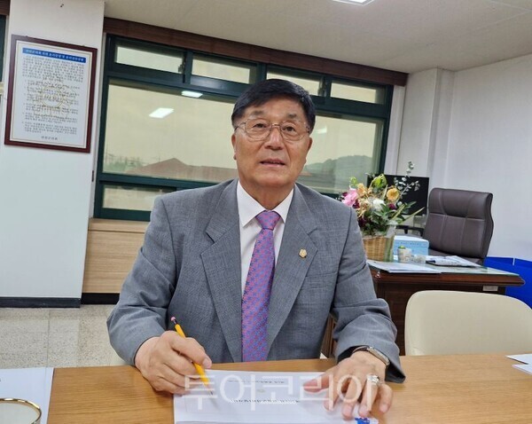 본지 기자의 질문에 답변하는 박영철 연천군의장/투어코리아뉴스 정명달 기자 사진=정명달 기자