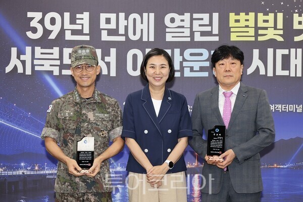 남영희 글로벌도시정무부시장이 20일 연안여객터미널에서 열린 '서북도서 여객선 야간운항 규제완화 축하 기념식'에서 공로패를 수여하고 있다.