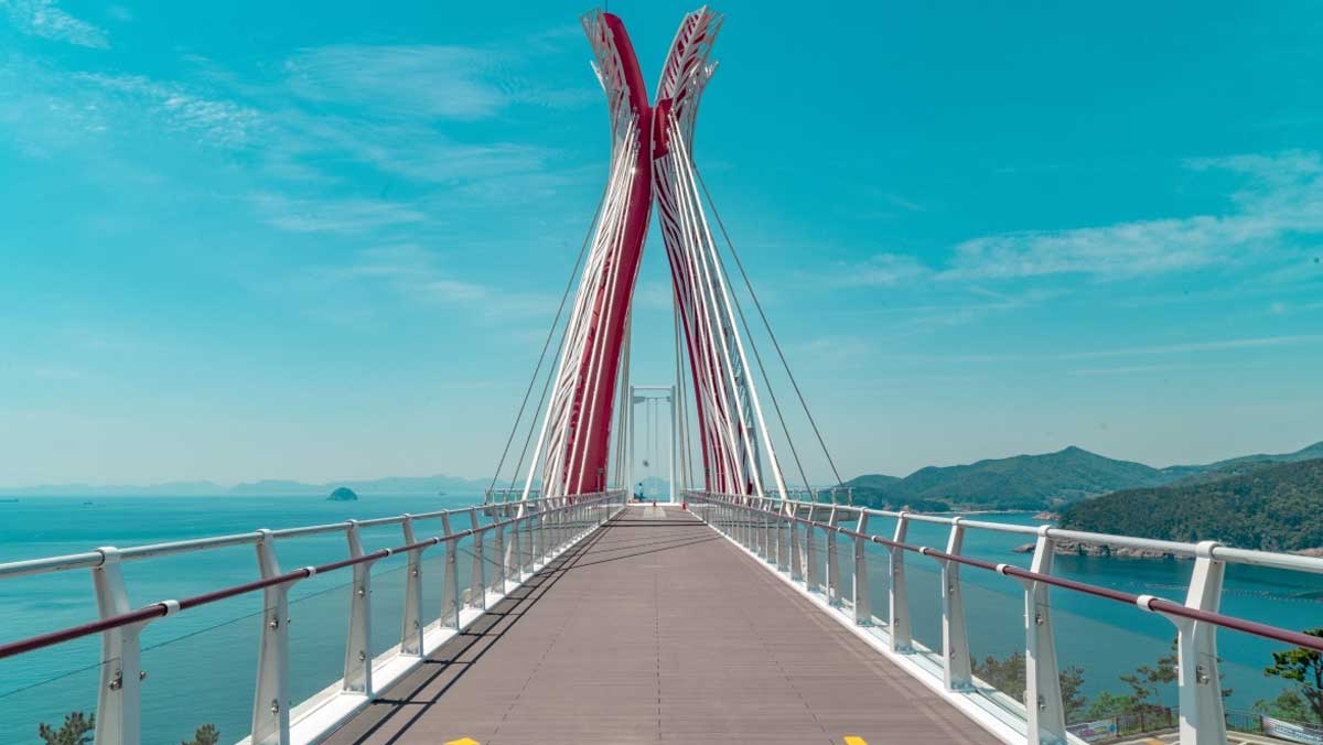 남해 설리 스카이워크는 한쪽 끝만 육지에 고정된 채 바다 위로 길게 뻗어 있다. / 남해독일마을
