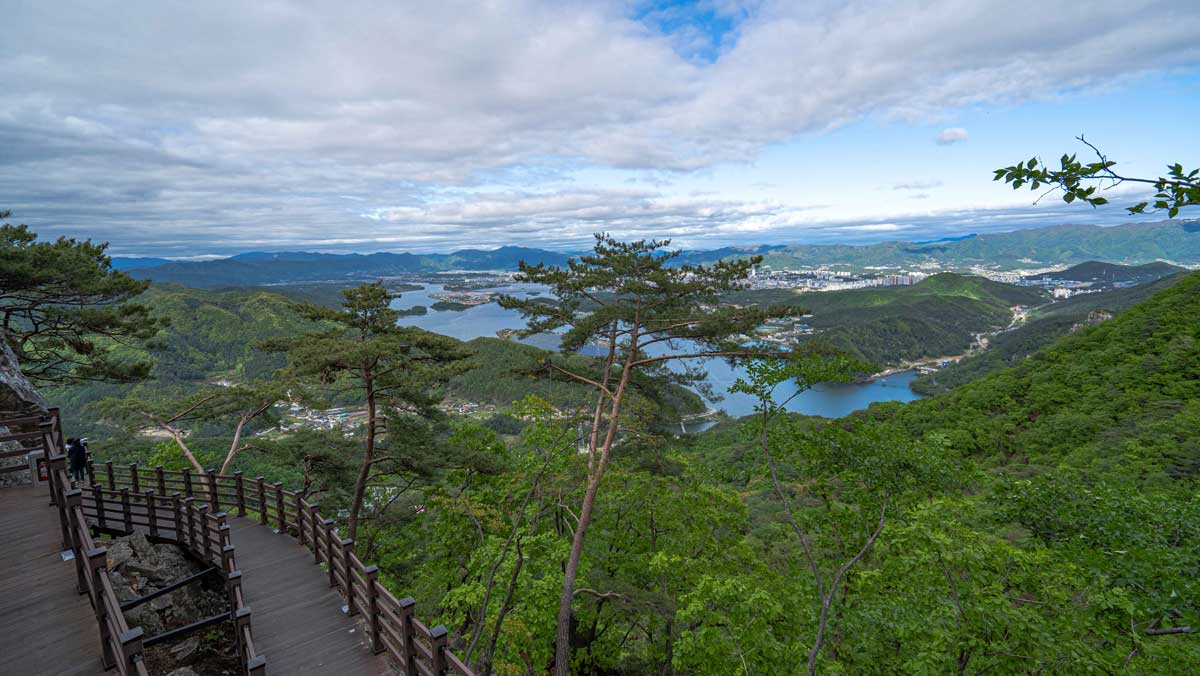 삼악산 상부 정거장에 마련된 전망 공간과 산책로. / 춘천 삼악산 호수 케이블카