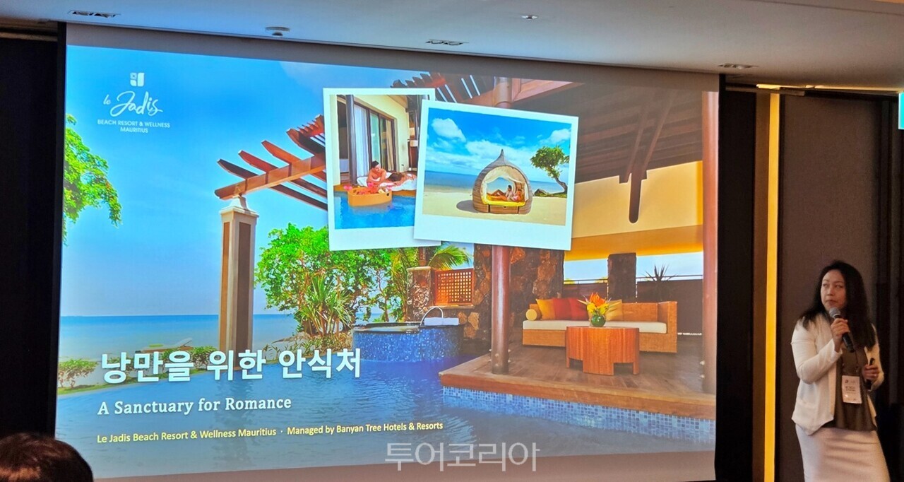 르 자디스 비치 리조트 앤드 웰니스의 강점을 소개하고 있는 크리스티나 디렉터/사진-투어코리아