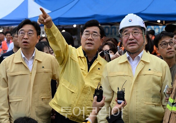박찬대 인천광역시장이 20일 서해구 물류센터 화재현장에서 윤호중 행정안전부장관과 피해상황 등을 점검하고 있다.
