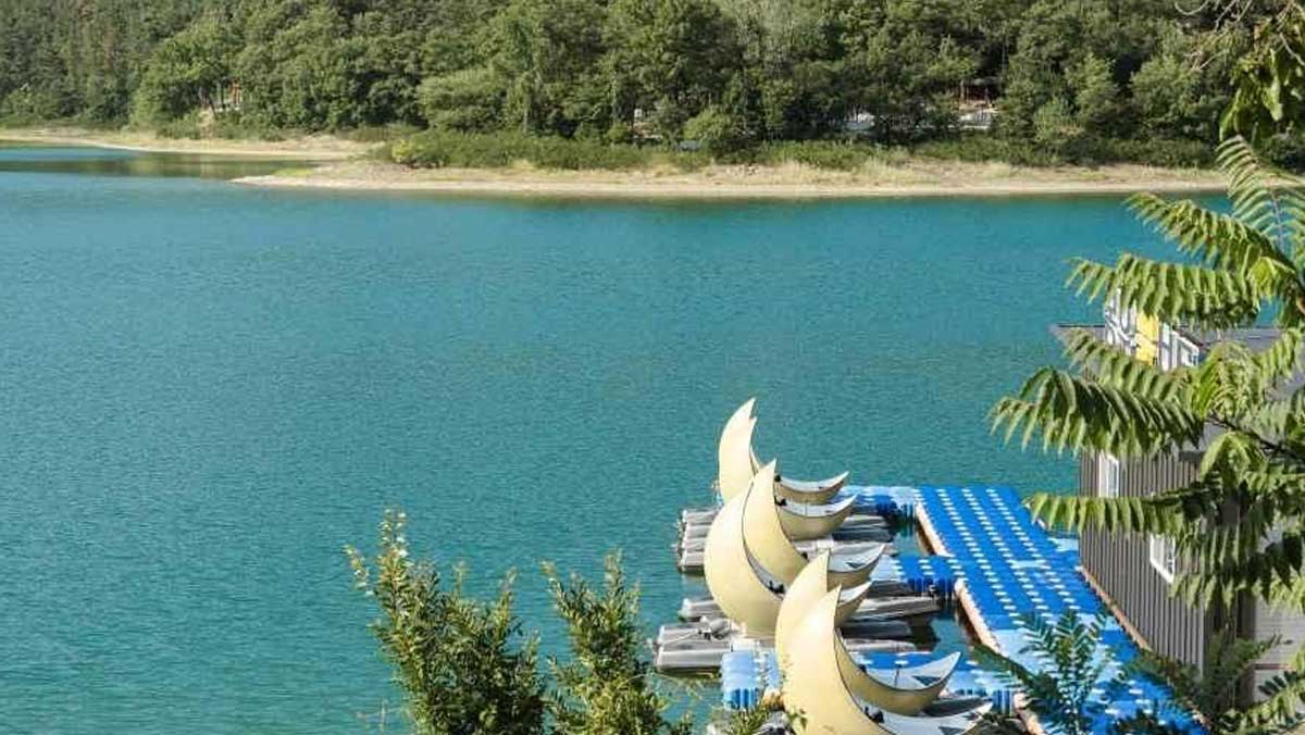 물놀이 이용객들을 기다리는 귀여운 초승달 모양의 보트들. / 한국관광공사