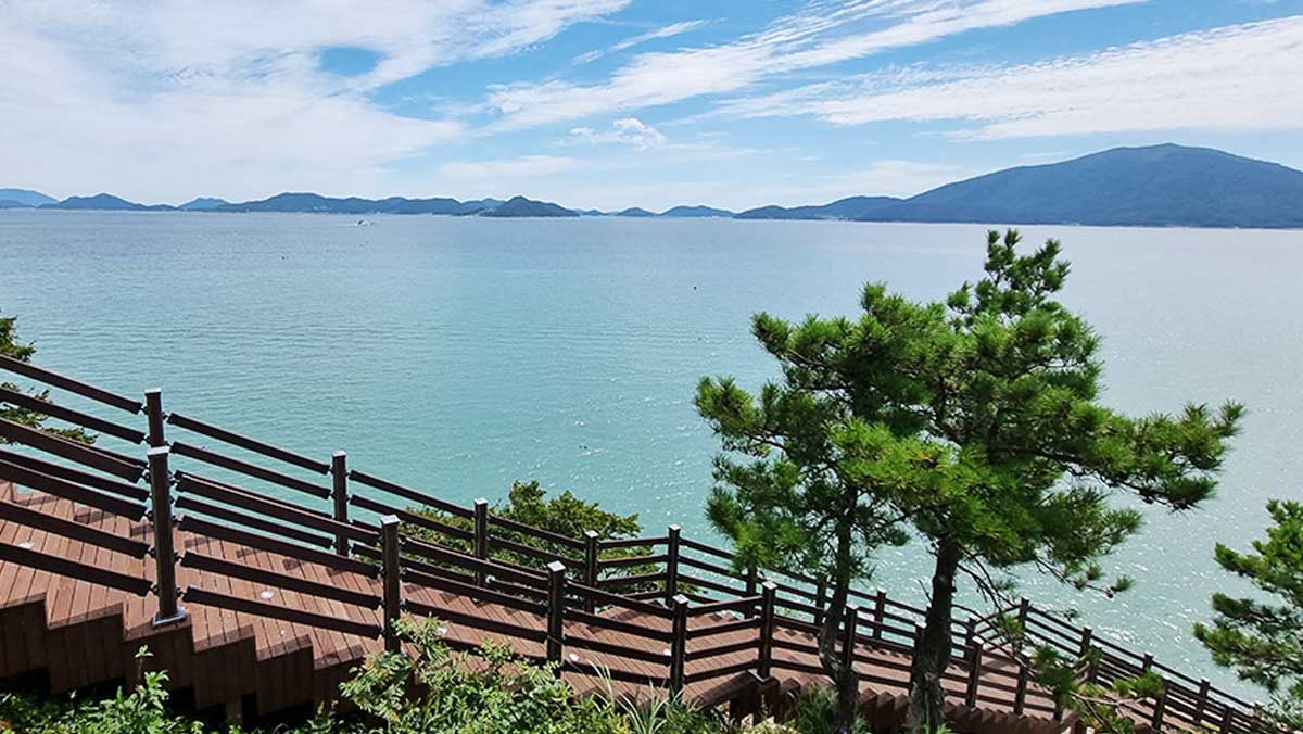 시원하게 펼쳐진 다도해 바다 풍경. / 약산 해안 치유의 숲