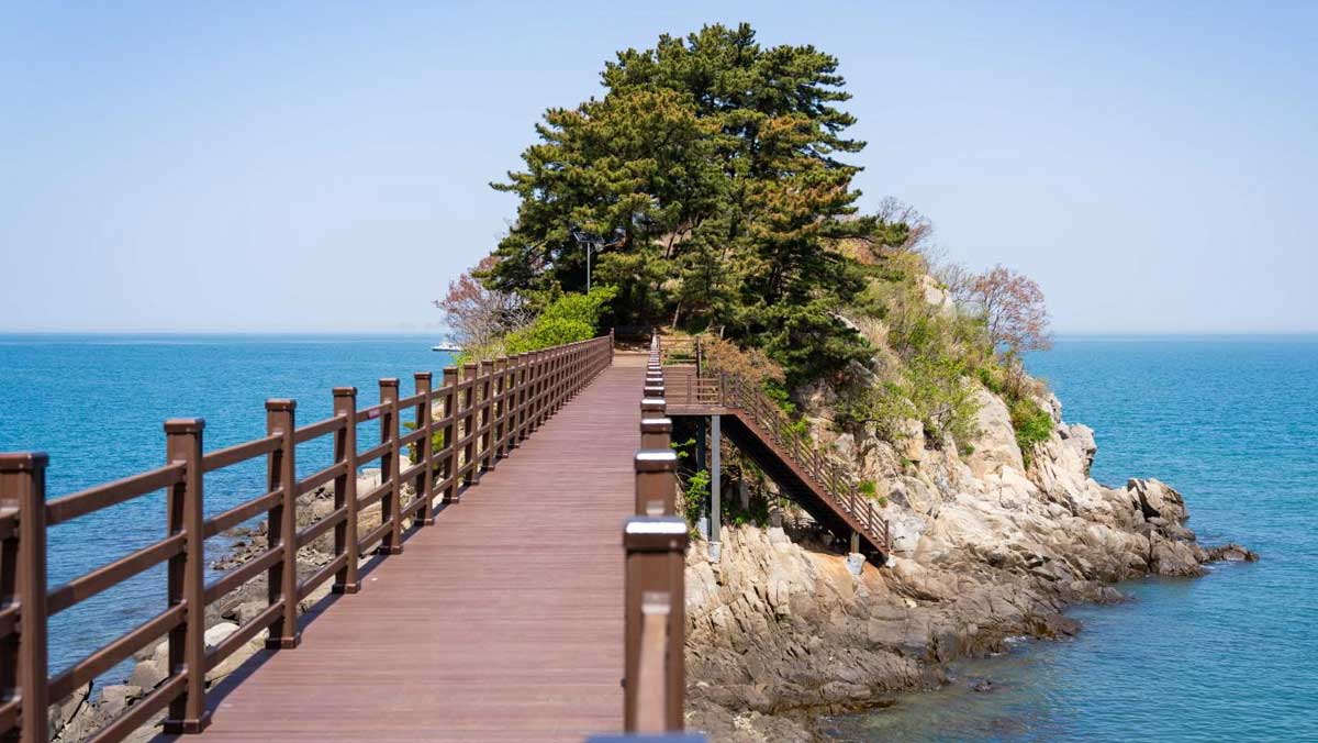 장골해변을 지나 썰물 때 바닷길이 열리는 신비로운 목섬. / 인천섬포털