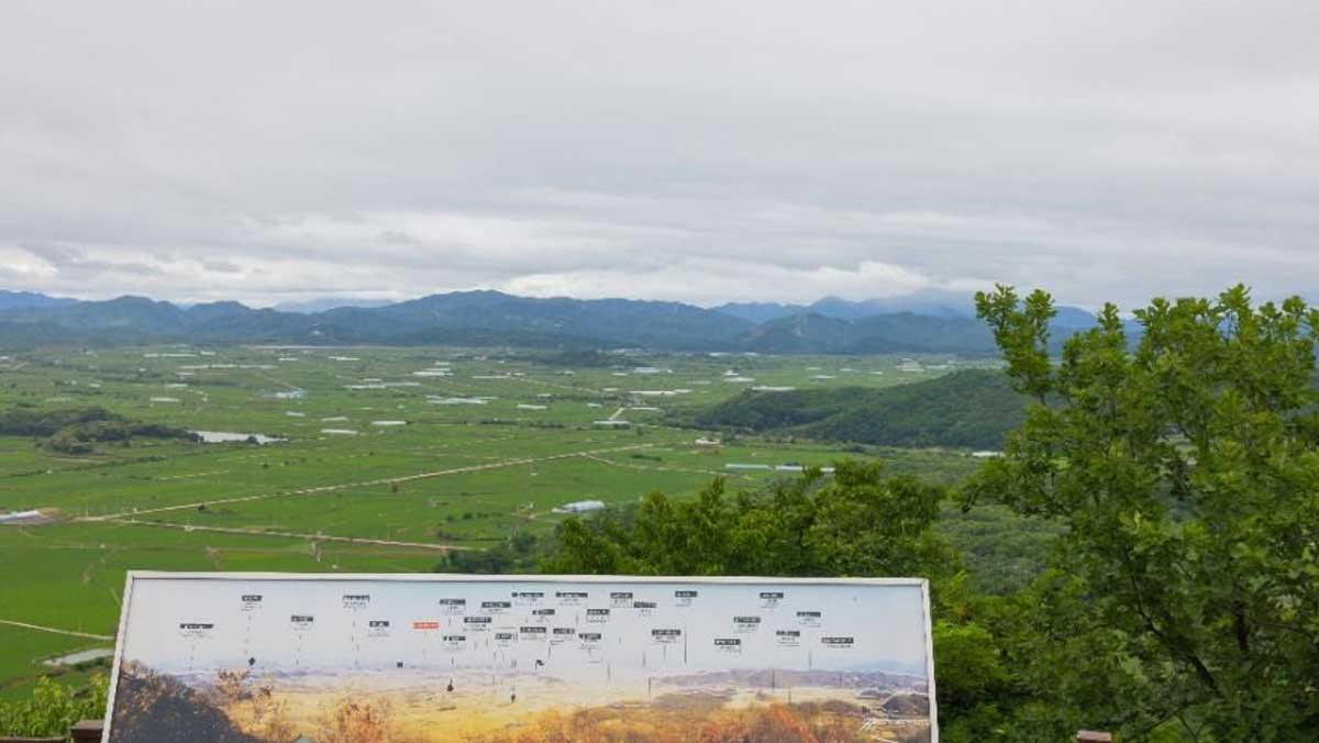평화로운 철원평야와 비무장지대(DMZ) 일대 산세를 한눈에 내려다보는 풍경. / 한국관광공사