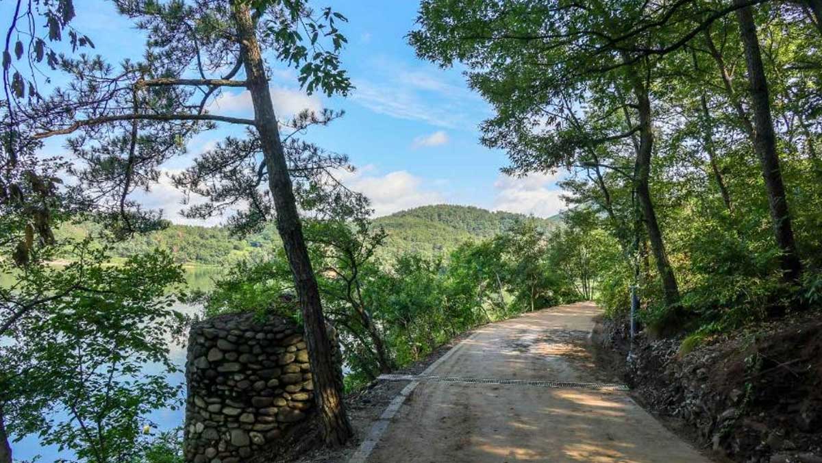 단산저수지 둘레 흙길 산책로. / 한국관광공사