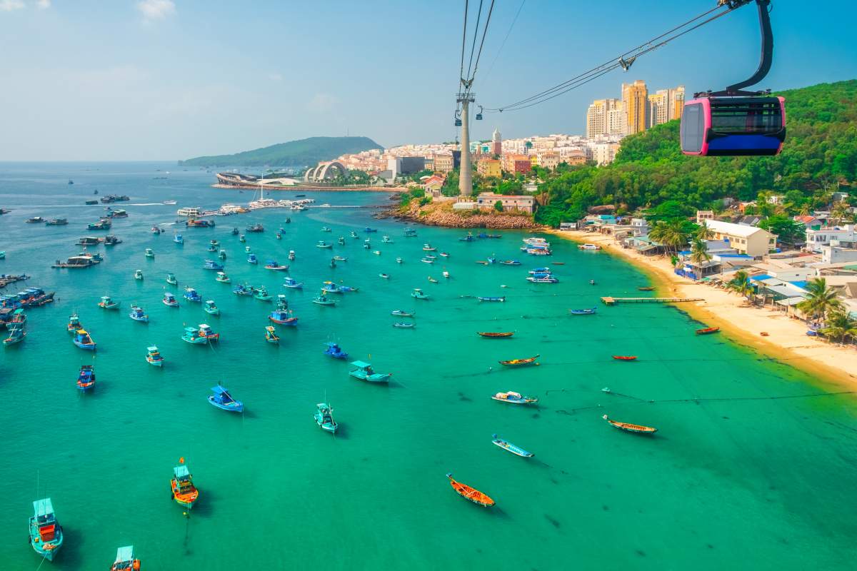 푸꾸옥 해변과 케이블카 전경. / artem evdokimov-shutterstock