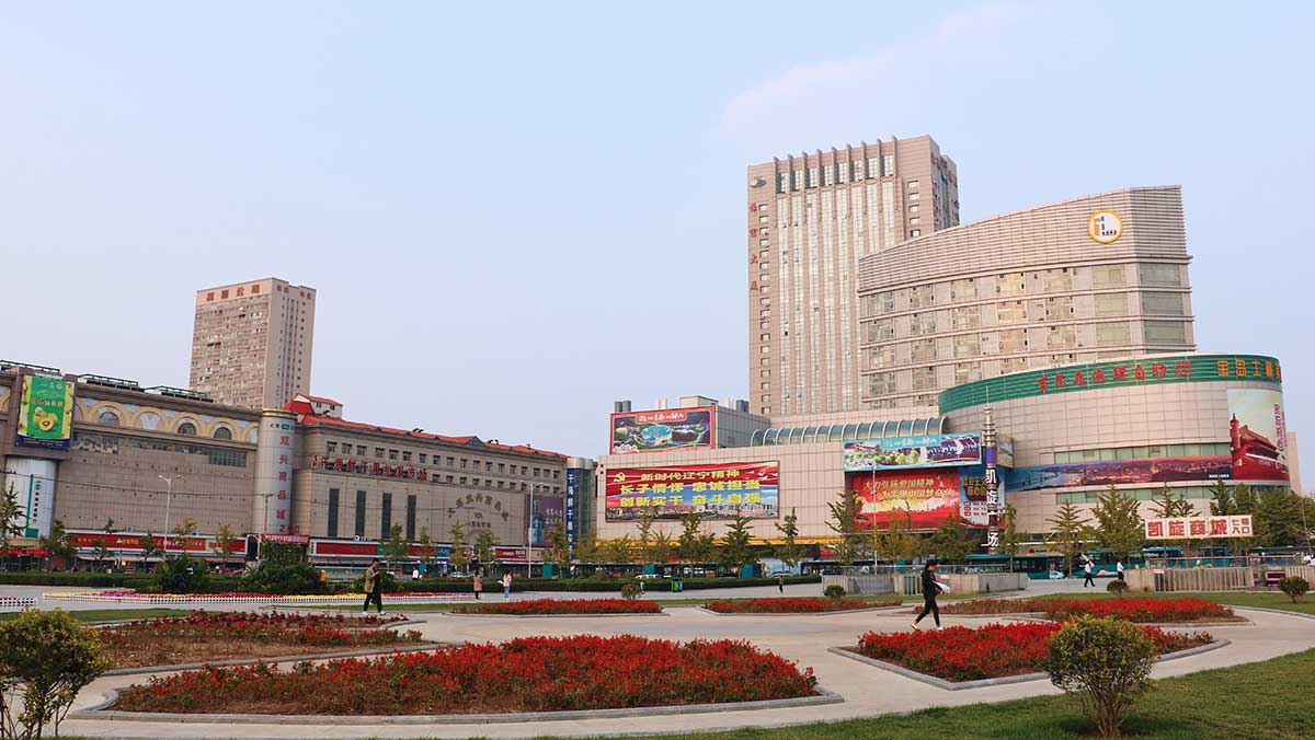 대련역 앞 쇼핑 중심지인 승리광장. / Yu Xichao-shutterstock