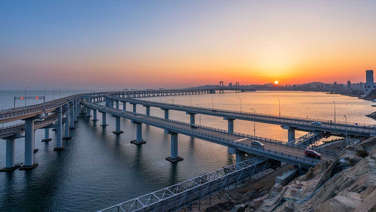 노을빛 아래 웅장하게 서 있는 싱하이만 대교의 모습. / ZCOOL HelloRF-shutterstock