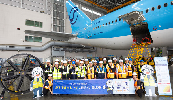 22일 인천 영종구 인천국제공항 항공기 정비고에서 유종석 대한항공 안전보건 총괄 겸 오퍼레이션 부문 부사장(앞줄 왼쪽 다섯 번째)과 대한항공 및 협력업체 관계자들이 기념사진을 촬영하고 있다.(사진=대한항공 제공)