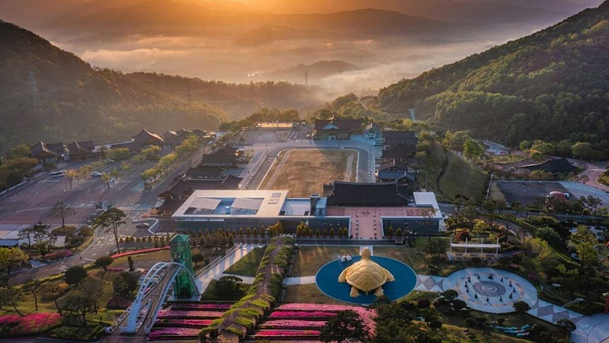 한방기체험장과 드넓은 한방테마공원의 평화로운 전경 사진. / 한국관광공사
