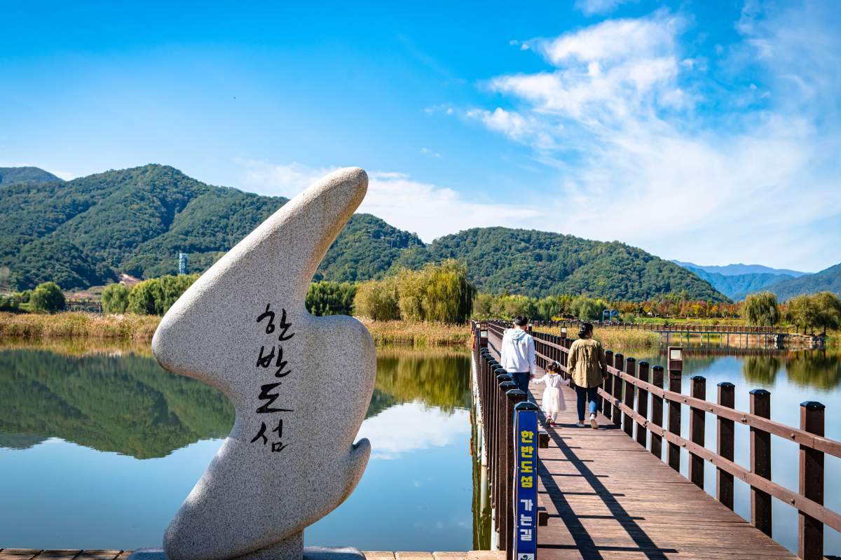 양구 한반도섬 나무 데크길. / ⓒ한국관광콘텐츠랩-강원지사 모먼트스튜디오