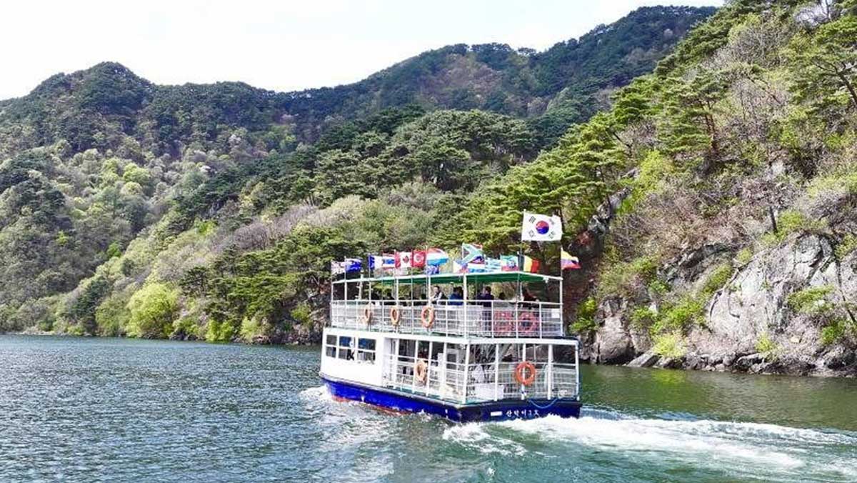 괴산호의 시원한 물길을 유람선이 하얀 물살을 가르며 운항하고 있다. / 한국관광공사
