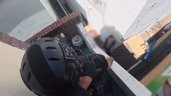   경찰특공대가 지난 22일 부산 사상구의 한 주택에서 타정총을 들고 난동을 부린 50대 남성을 제압하고 있다. / 부산경찰청 제공