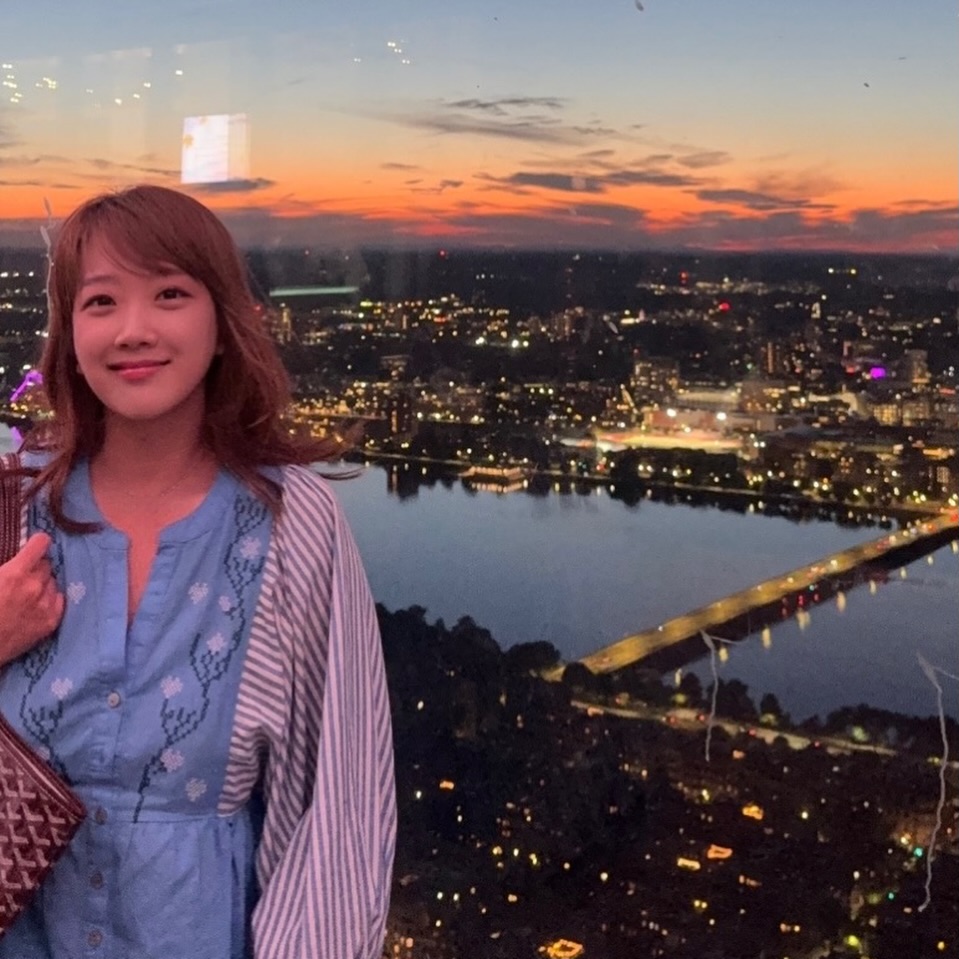 보스턴 전망대에서 노을을 배경으로 선 서민정 / 사진=서민정 인스타그램 @minjung_suh_