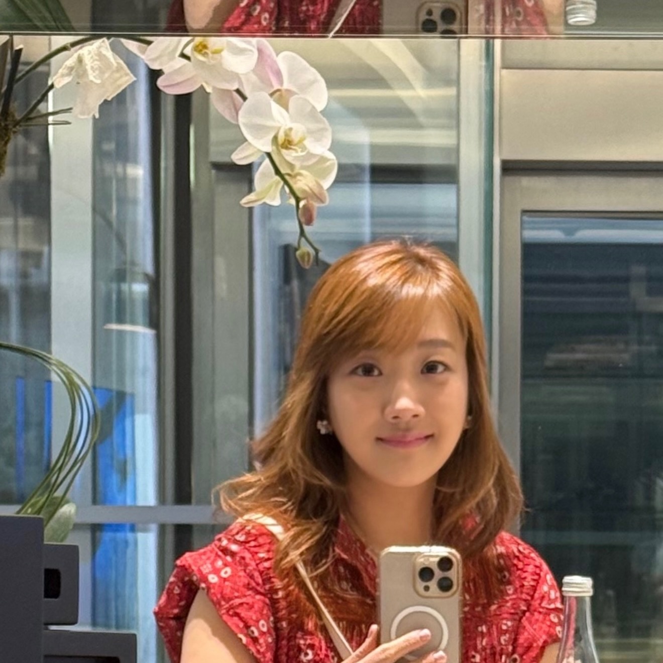 사진3: 레드 플로럴 블라우스를 입고 거울 셀카를 찍은 서민정 / 사진=서민정 인스타그램 @minjung_suh_