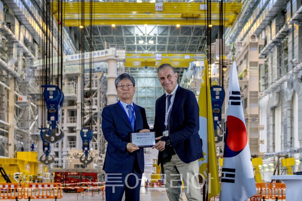 22일(수) 프랑스 남부 카다라슈에서 열린 ‘KOREA-ITER 퓨전 데이’ 행사에서 원광식 HD현대중공업 부사장(왼쪽)이 피에트로 바라바쉬(Pietro Barabaschi) ITER 사무총장(오른쪽)으로부터 감사패를 받았다.