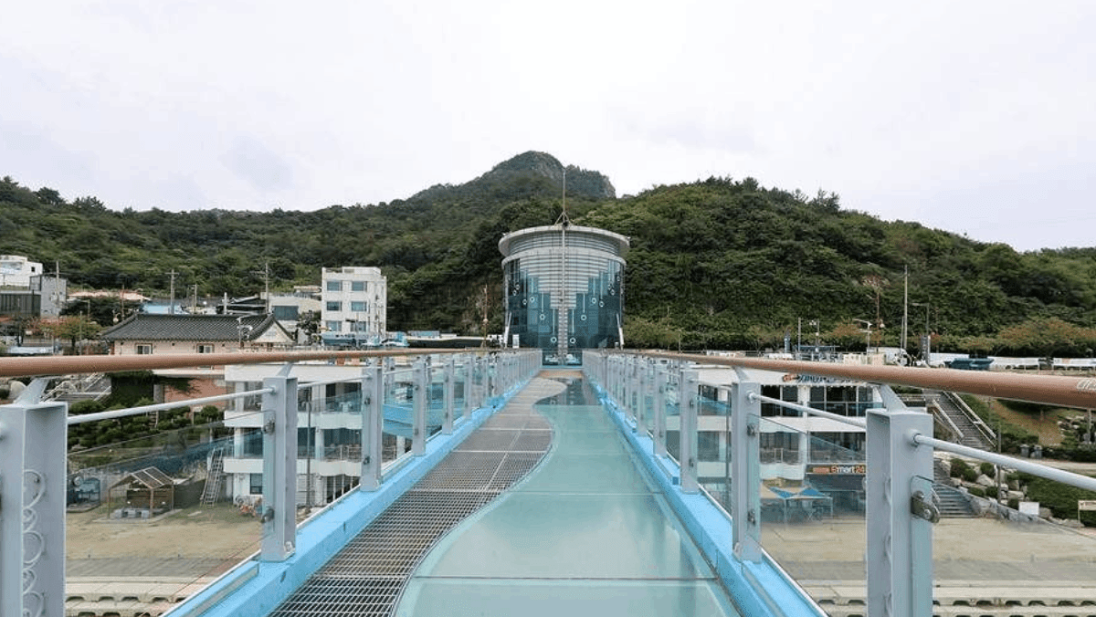 스카이워크 원형 진입부 건물 뒤쪽으로 목포 도심과 유달산의 능선이 한눈에 들어온다. / 한국관광공사