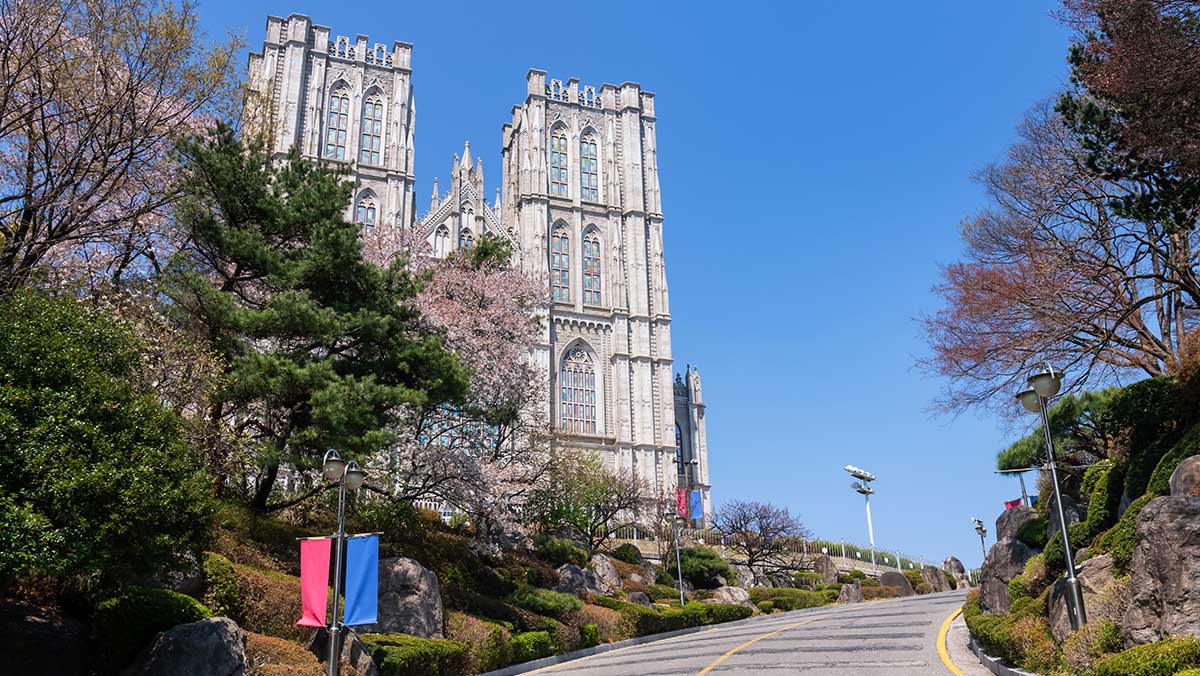 경희대학교 평화의전당과 언덕길. / Blanscape-shutterstock