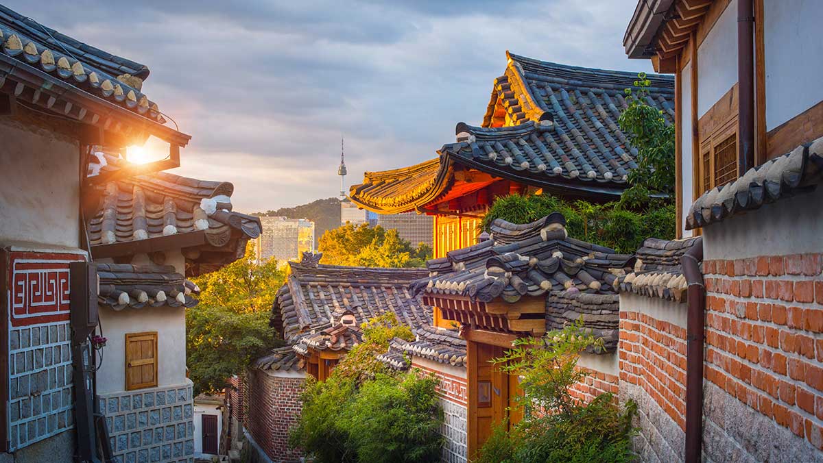남산타워가 한눈에 바라보이는 북촌한옥마을 풍경. / PKphotograph-shutterstock