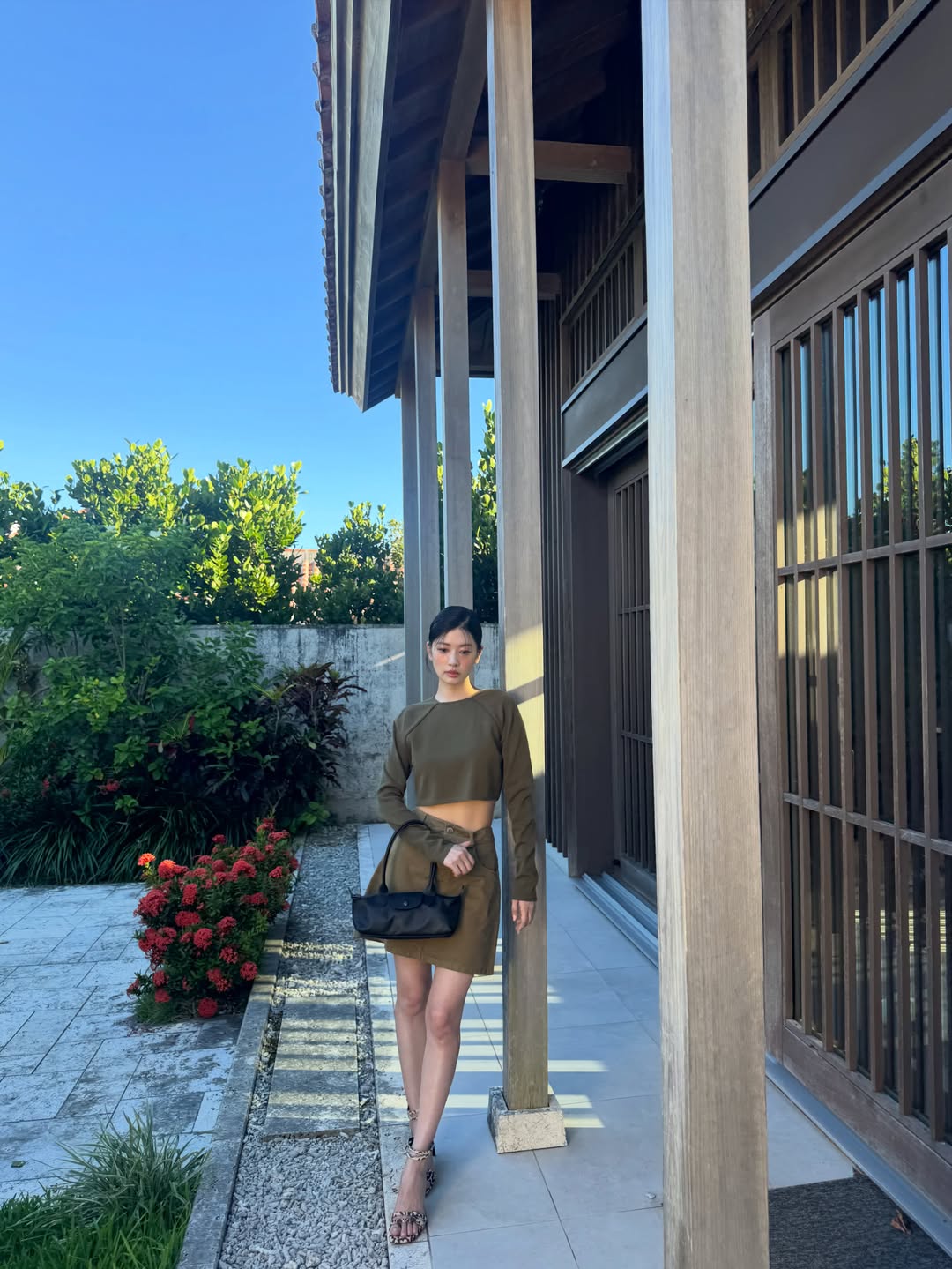 전통 가옥을 배경으로 포즈를 취한 정소민 / 사진=정소민 인스타그램