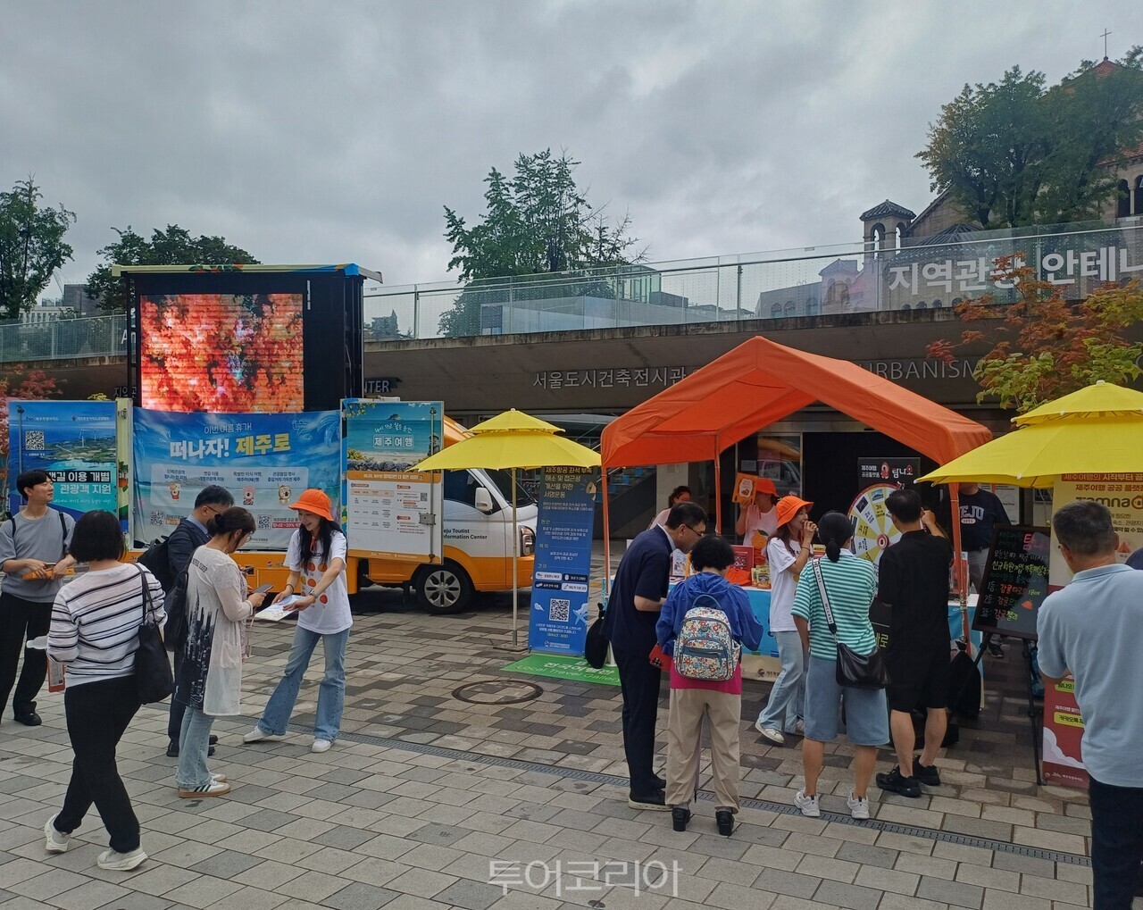 제주관광협회가 '여름 휴가 시즌 맞이 제주관광 현장밀착 로드홍보를 서울에서 진행했다. /사진-제주관광협회